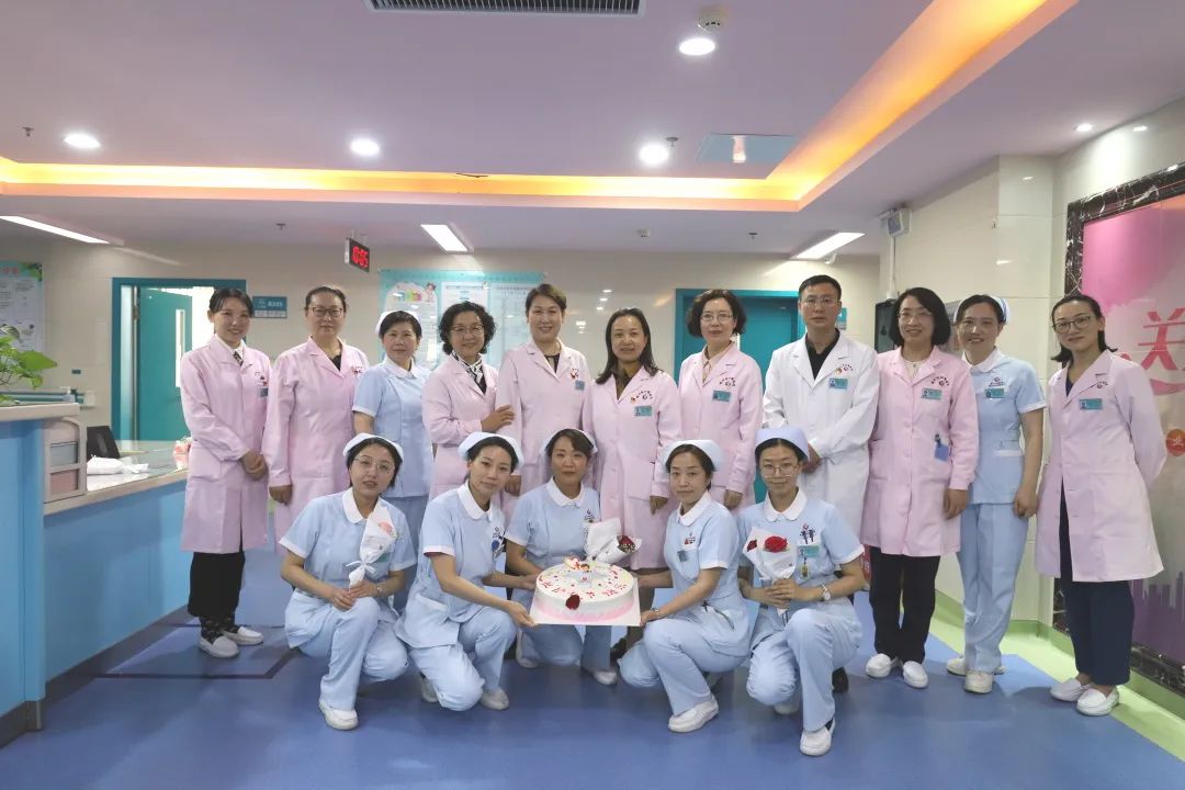 【暖心关怀】关爱护士队伍 送上节日祝福——锦州市妇婴医院领导慰问一线护士