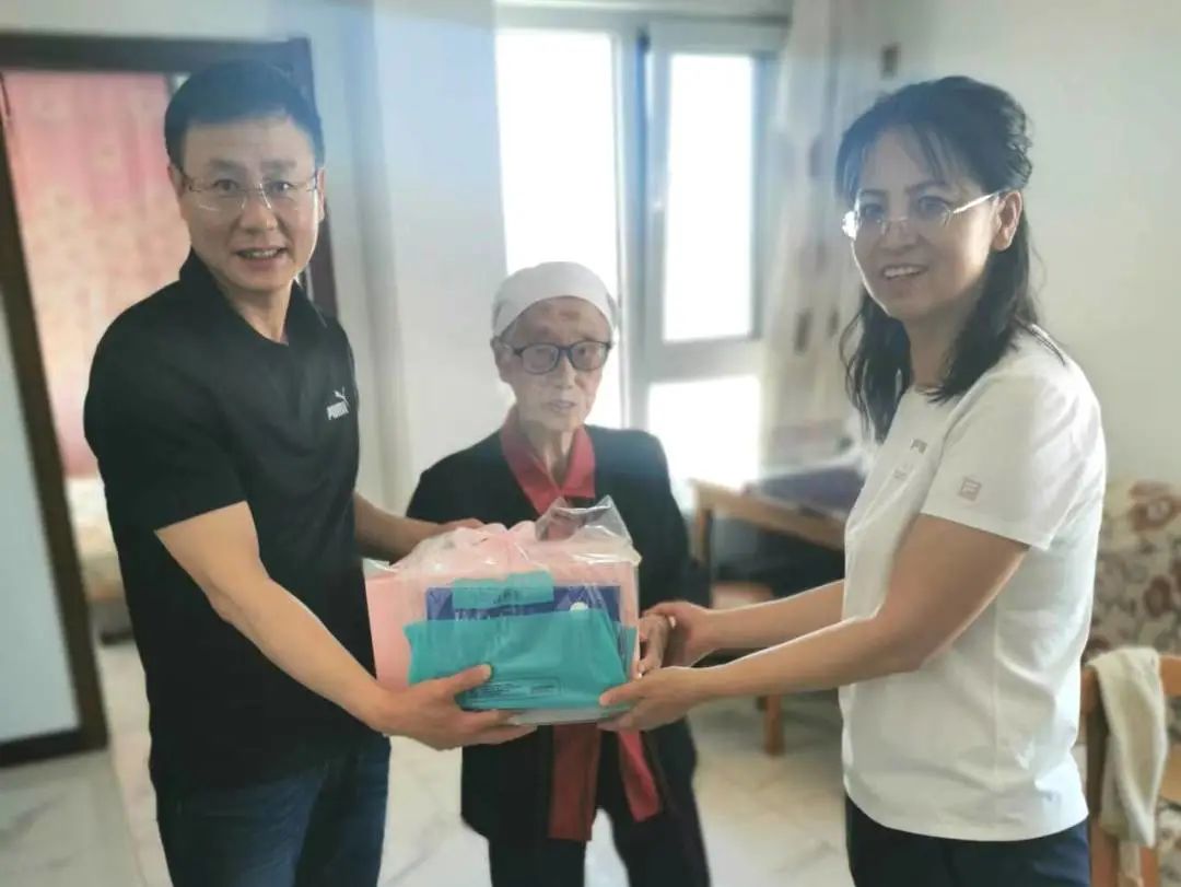 【绚丽夕阳】“一人一策”精准服务离休干部 ——生日走访慰问