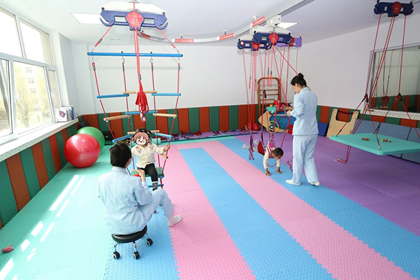 【有温度的医院】锦旗上的星光：儿童康复路上的爱与坚守